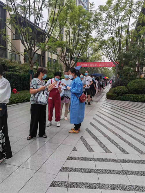 5地勘院科源测试中心党员干部协助社区防疫人员完成对温江新华社区，中南云樾小区人员核酸检测登记工作.jpg