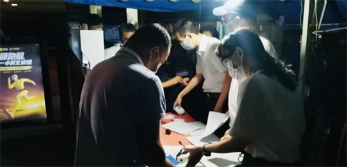 10▲9月1日，辐测院党员李晓玲在双流区机场路月都家园参与门岗值班.jpg