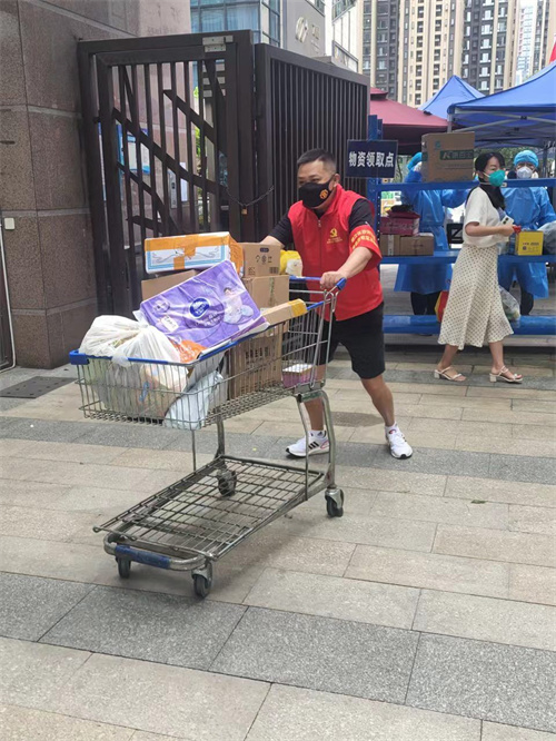 11▲9月3日，辐测院职工朱丹在锦江区沙河街道双桂路社区中粮鸿云参与小区物资转运.jpg